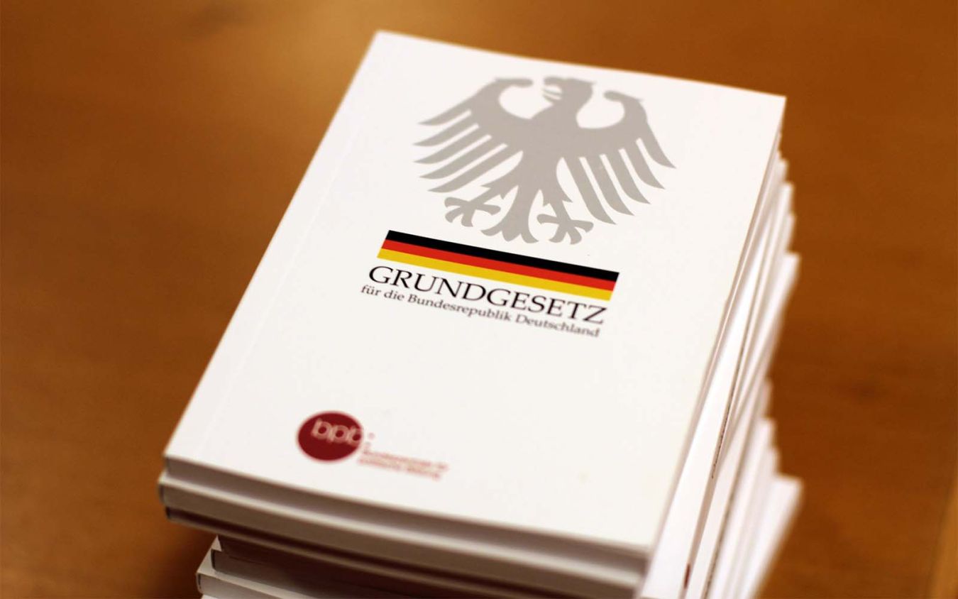 Bild von einem gedruckten Buch des Grundgesetzes